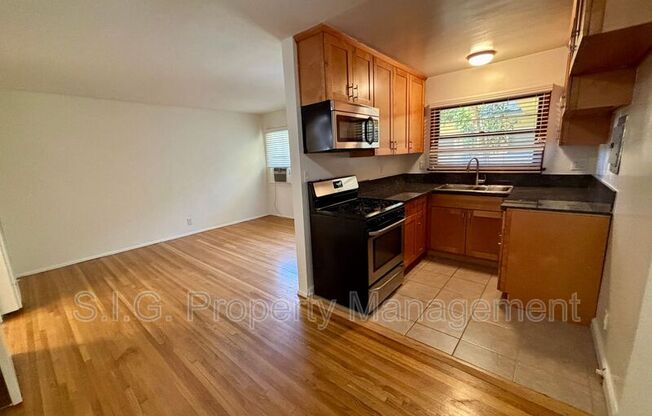 1702 W VICTORY BLVD 