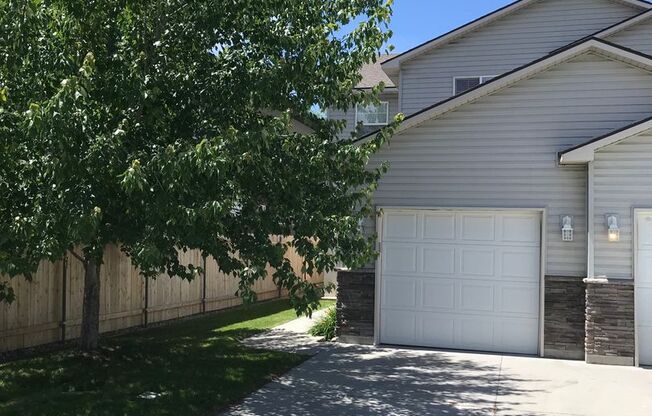 2131 Amy | Spacious Boise Townhome Near BSU, Lawn Care Included!