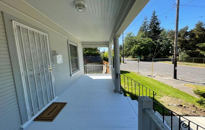 4br/2ba house with fenced yard & detached garage