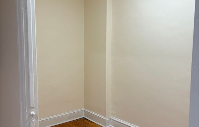 Studio, 1 bath, 380 sqft, $1,060, Unit 1E
