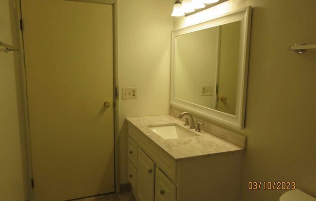 2 beds, 1 bath, $1,075, Unit 15621 - 03