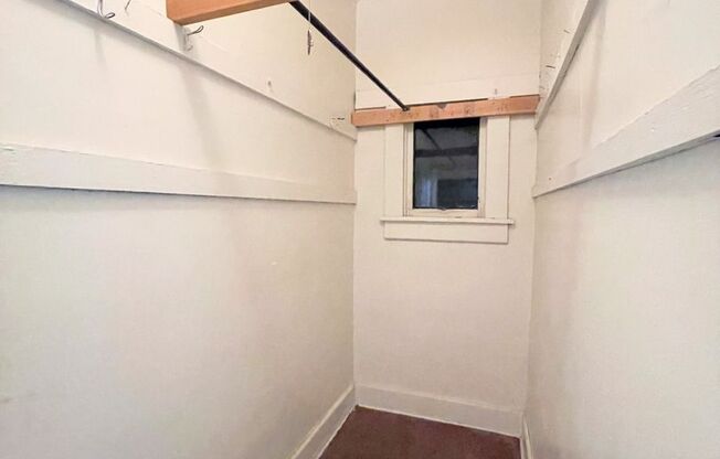 3 beds, 1 bath, $700