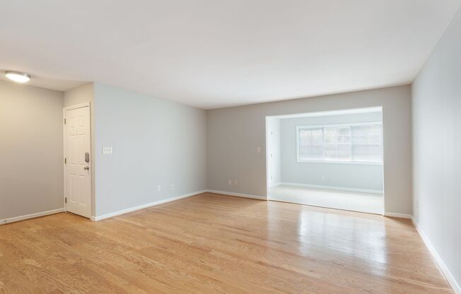 Very Spacious 2bd/2ba Condo in Brookhaven w/ Pool and Large Green Space!