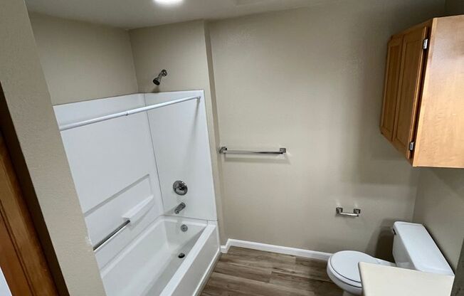 2 beds, 1 bath, 848 sqft, $1,900, Unit 1706