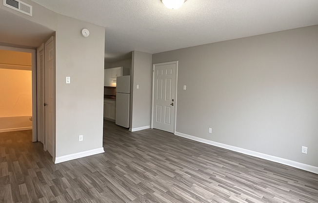 3 beds, 1 bath, 820 sqft, $1,398, Unit 1325w