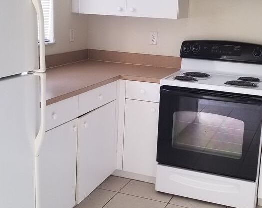 2 beds, 2 baths, $1,575, Unit 927 SE 14th Terr #4