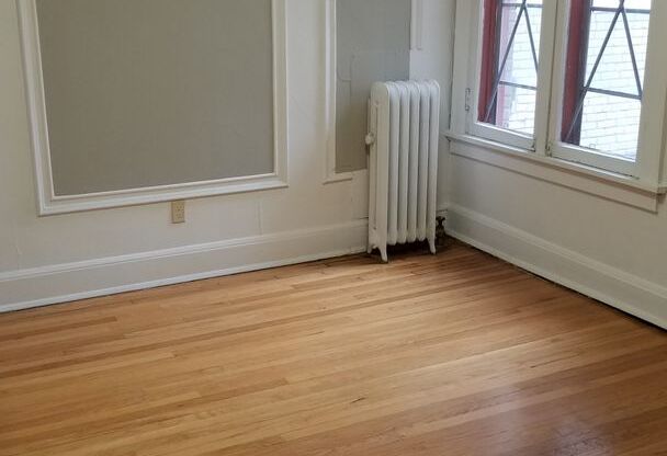 2 beds, 1 bath, 1,100 sqft, $1,275, Unit 17