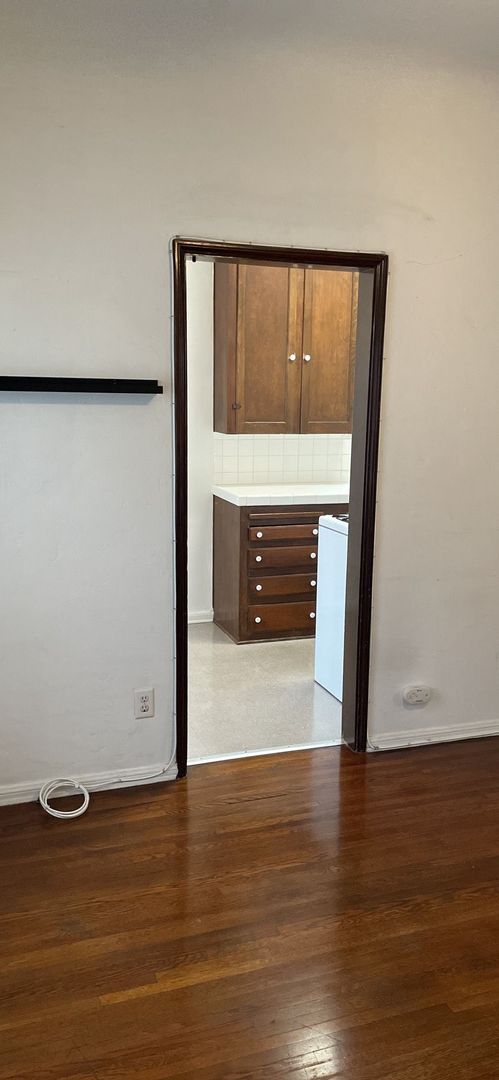 Studio, 1 bath, 450 sqft, $1,995, Unit E