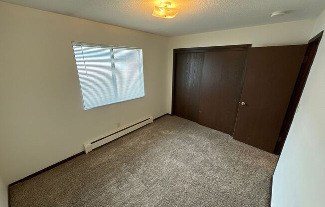 2 beds, 1 bath, $795, Unit 2