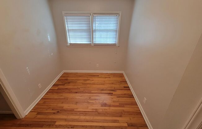 2 beds, 1 bath, $1,250, Unit 167 W Braxton Foushee St