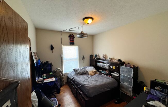 3 beds, 2 baths, $1,400