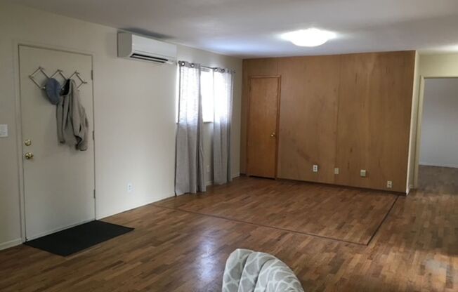 2 beds, 1 bath, $2,350