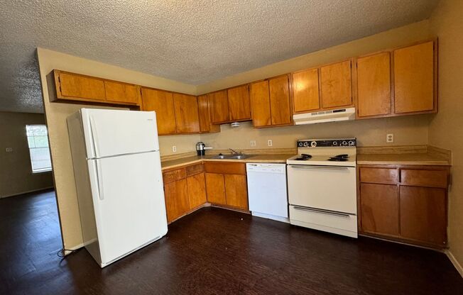 2 beds, 1 bath, 840 sqft, $695