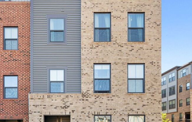 Luxurious 3 Bed 2.5 Bath Townhome In Beautiful Foster's Glen