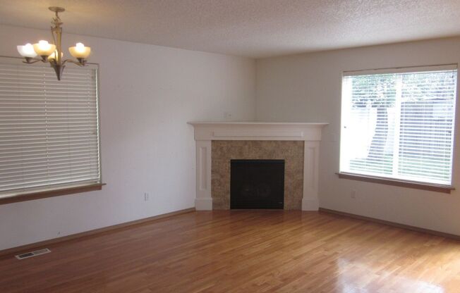 Spacious 4 bedroom row house in convenient NE Portland location. Backyard. Garage.