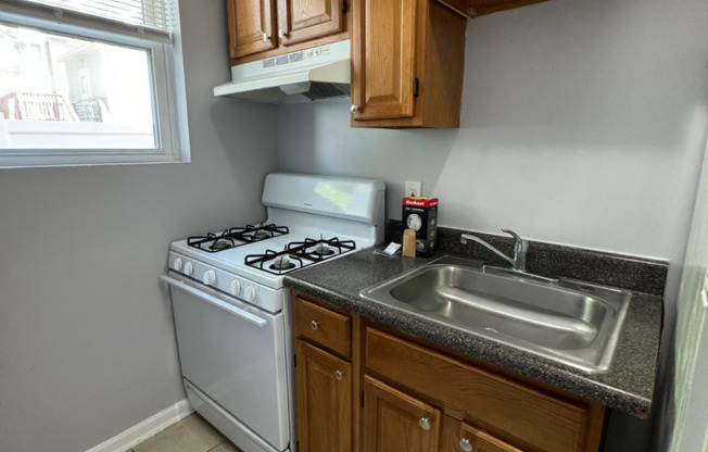 1 bed, 1 bath, 600 sqft, $1,100, Unit Unit 4