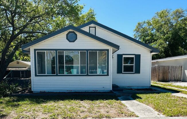 Charming 3 Bed, 2 Bath Oasis: Minutes from Clearwater Beach & Downtown Dunedin