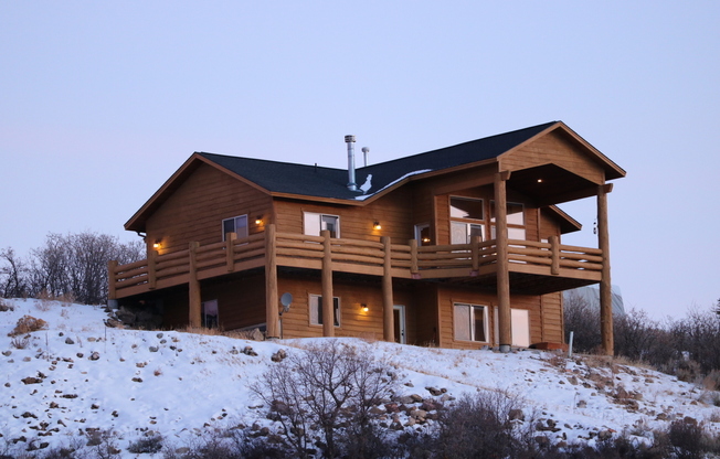 Holiday Move-In Special!! Pet friendly Cabin in Timber Lakes with amazing views