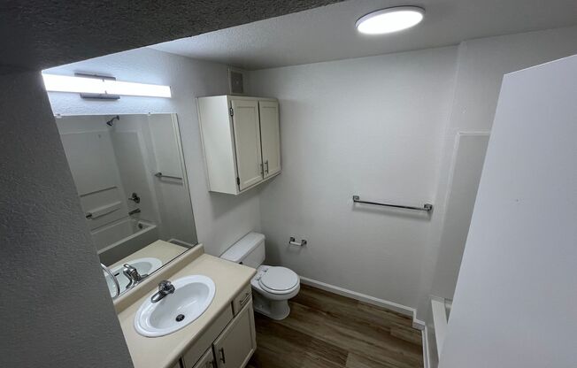 2 beds, 1 bath, 848 sqft, $1,900, Unit 1704