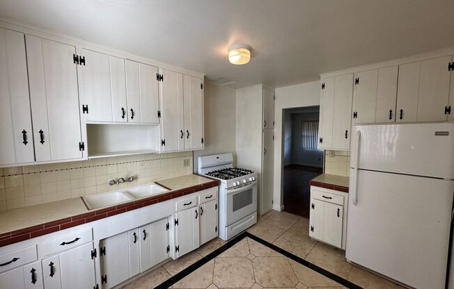 2 beds, 1 bath, $2,250, Unit 6