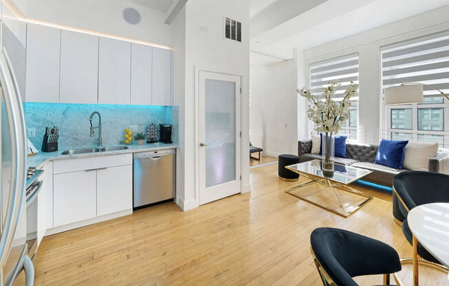 2 beds, 1 bath, $2,845, Unit 913