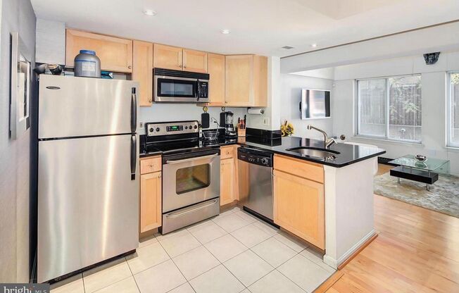 Available Now! Logan Circle! High End, 2 Bed, 2 Bath Loft Condo