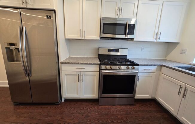 Modern Bright bi level 2 bed 2 bath apartment with private outdoor space