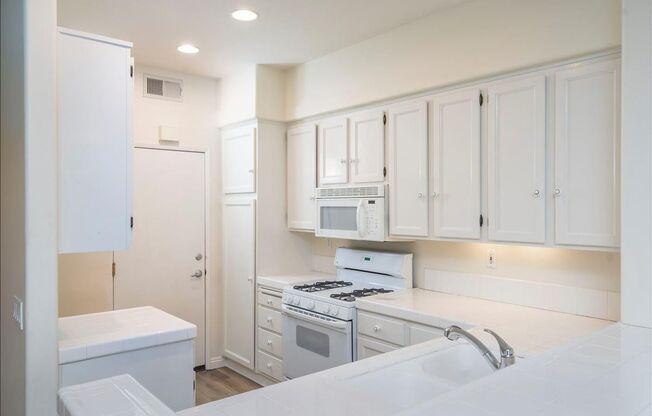 SHARP! 2 Master Suites Townhome in the heart of Valencia!