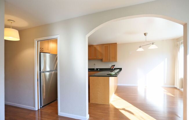 2 beds, 1 bath, $4,095, Unit A