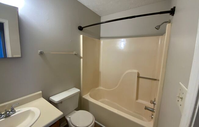 2 beds, 1.5 baths, $995, Unit 410D Leafmore Rd