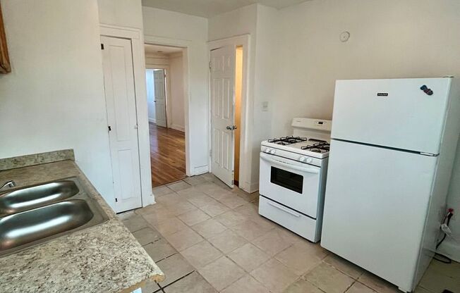 3 beds, 1 bath, 500 sqft, $895, Unit Upper TR 7/30/24