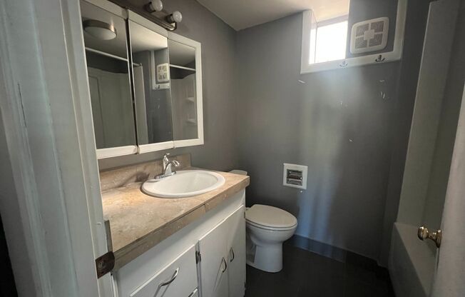 2 beds, 1 bath, $1,650, Unit B