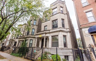 HUGE 4bed/2bath Condo Quality GARDEN unit in Wicker Park! Central Air! In-Unit Laundry!