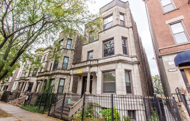HUGE 4bed/2bath Condo Quality GARDEN unit in Wicker Park! Central Air! In-Unit Laundry!