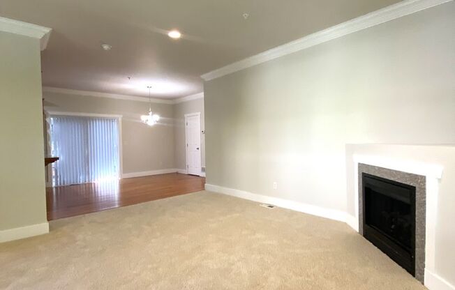 ELEGANT 4 BEDROOM TOWNHOME!  Minutes to Lake Washington and Seahawks facility.