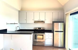 BEAUTIFUL TOP FLOOR 1 BED 1 BATH CONDO W/RESORT FACILITIES! +STORAGE