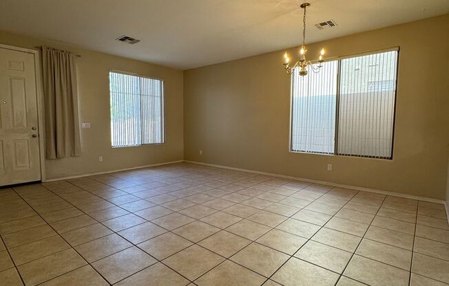 ⭐4 Bed / 2 Bath Single Level Phoenix Home with a 3 Car Garage⭐