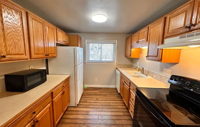 2 beds, 1 bath, 800 sqft, $1,695, Unit 509 7th St - Upper unit