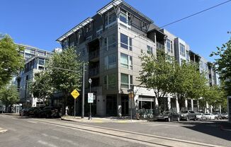 Top-Floor Pearl District Condo with Floor-to-Ceiling Windows, Courtyard Views & In-Unit Washer/Dryer