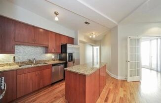 Gorgeous 2b/2ba in Uptown w/ Private Patio, In-Unit W/D, Massive Roof Deck and Elevator