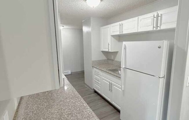 2 beds, 1 bath, 700 sqft, $1,625, Unit B10