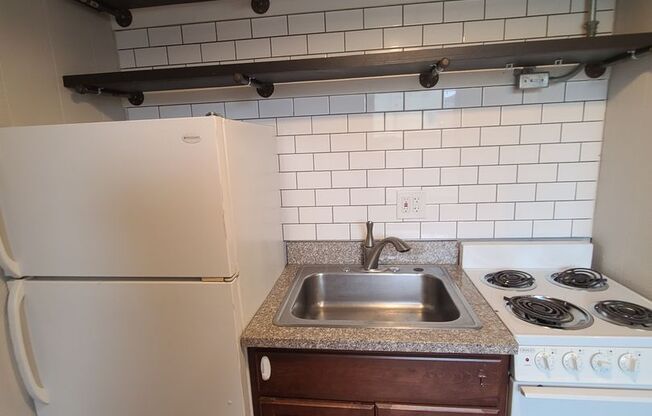 Studio, 1 bath, $850, Unit #206