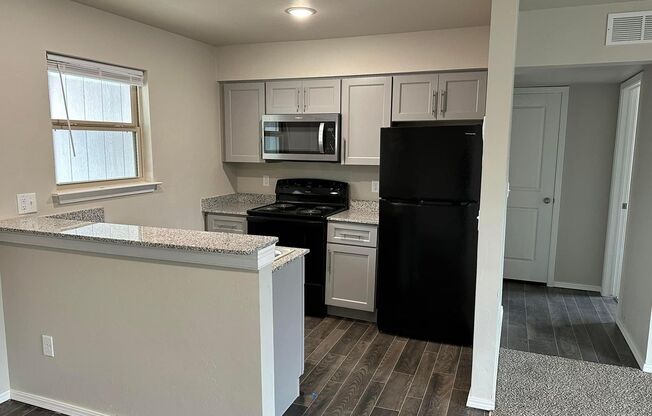 2 beds, 1 bath, 960 sqft, $949, Unit 121