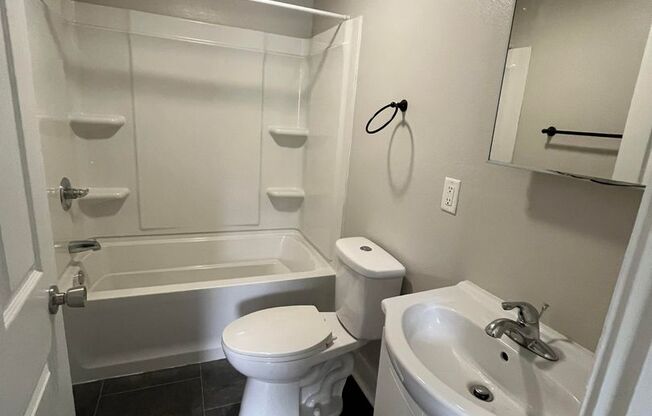 1 bed, 1 bath, $800, Unit #4