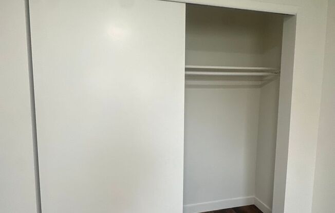 2 beds, 1 bath, 905 sqft, $1,300, Unit 5490-B