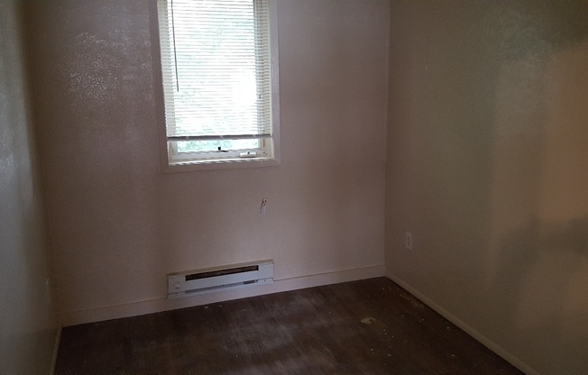 3 beds, 1 bath, $700, Unit Apt. # 4