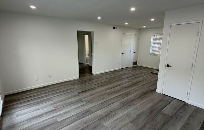 10-14 Poinsettia Ave.