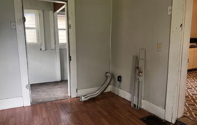 3 beds, 1 bath, $925