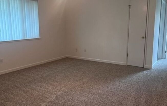 2 beds, 1 bath, $2,500, Unit 77