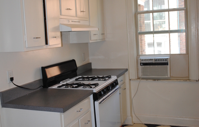 3 beds, 1 bath, 1,600 sqft, $1,995, Unit 19
